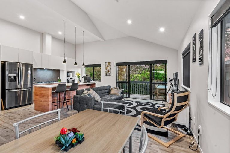 Photo of property in 2 Tarara Lane, Kumeu, 0810