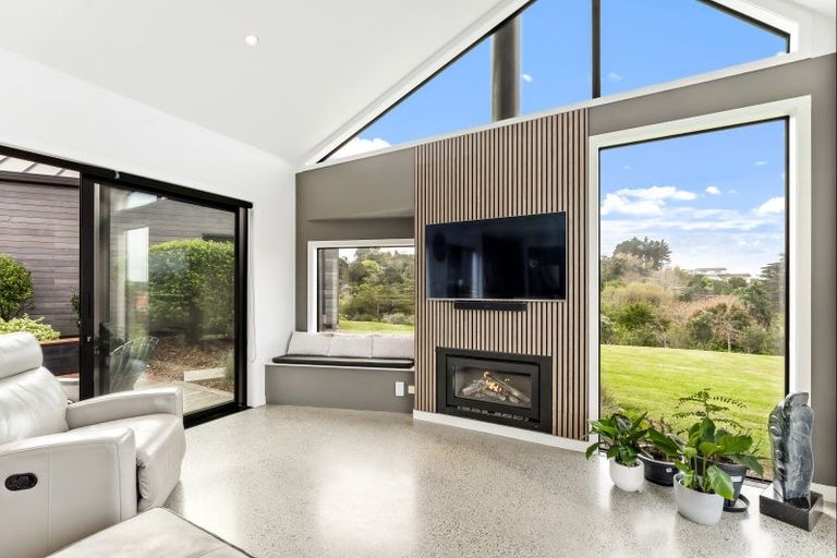 Photo of property in 9 Laguna Place, Matakatia, Whangaparaoa, 0930