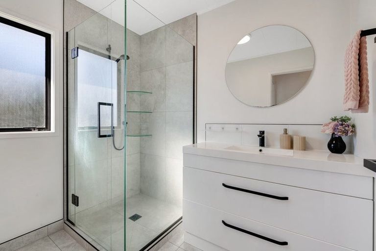 Photo of property in 2/8 Sevilla Place, Unsworth Heights, Auckland, 0632