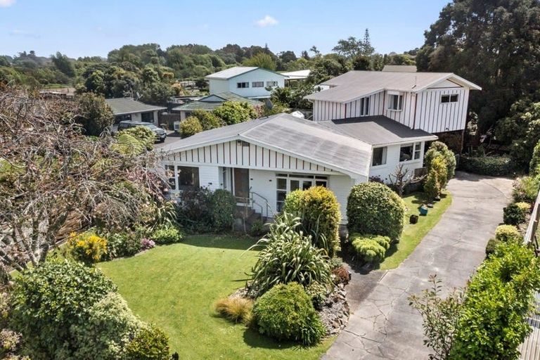 Photo of property in 3 Nimmo Avenue West, Waikanae, 5036