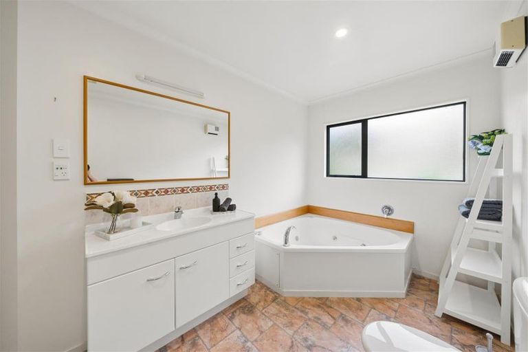 Photo of property in 23 Amesbury Drive, Churton Park, Wellington, 6037
