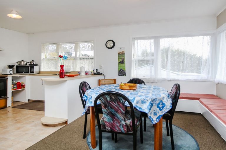 Photo of property in 22 Kingdale Road, Henderson, Auckland, 0610