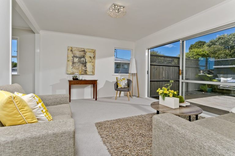 Photo of property in 18 Hatherlow Street, Glenfield, Auckland, 0629