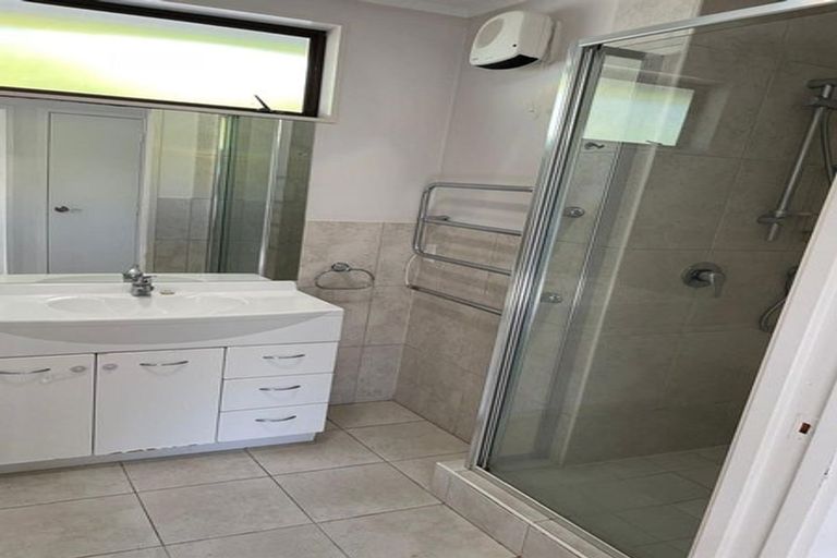 Photo of property in 1/865 Beach Road, Waiake, Auckland, 0630