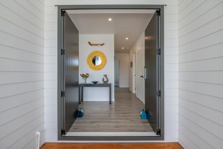Photo of property in 22 Takurua Terrace, Orewa, 0931
