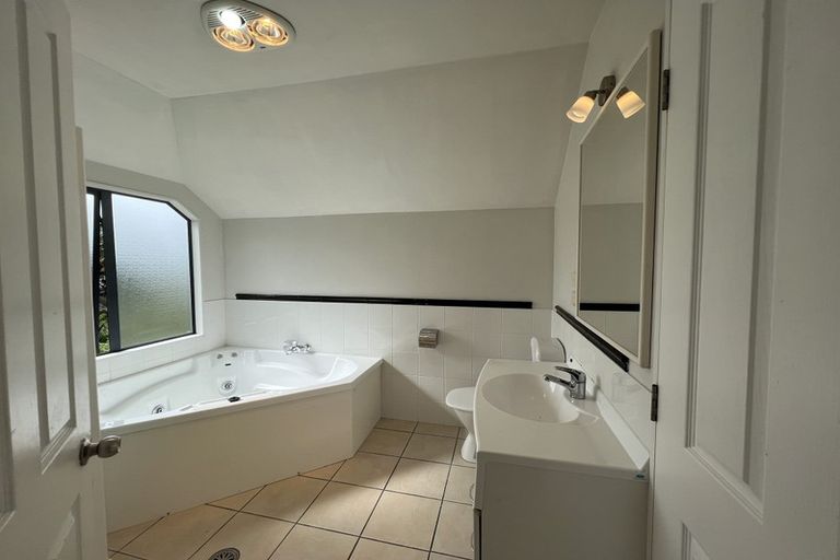 Photo of property in 12 Lone Tree Avenue, Te Atatu Peninsula, Auckland, 0610