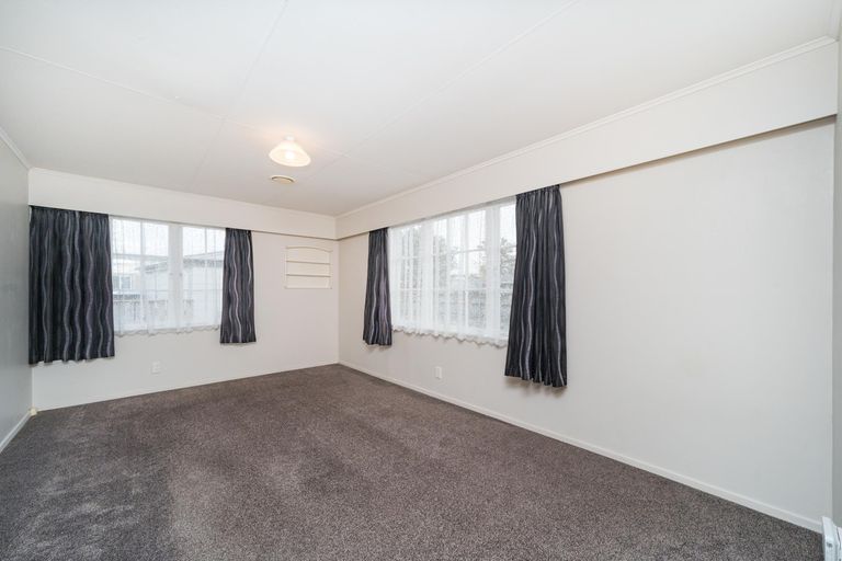 Photo of property in 15b Wikiriwhi Crescent, Awapuni, Palmerston North, 4412