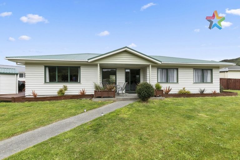 Photo of property in 25 Grimsby Grove, Wainuiomata, Lower Hutt, 5014
