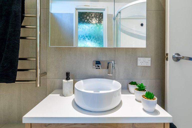 Photo of property in 10 Rangiwai Road, Titirangi, Auckland, 0604