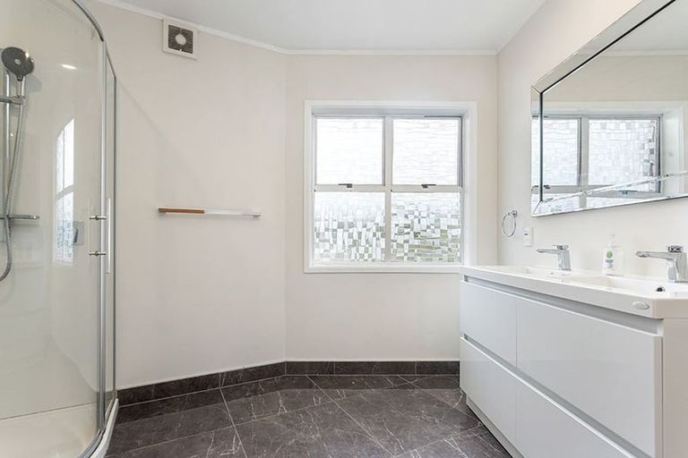 Photo of property in 15 Eyre Street, Henderson, Auckland, 0612