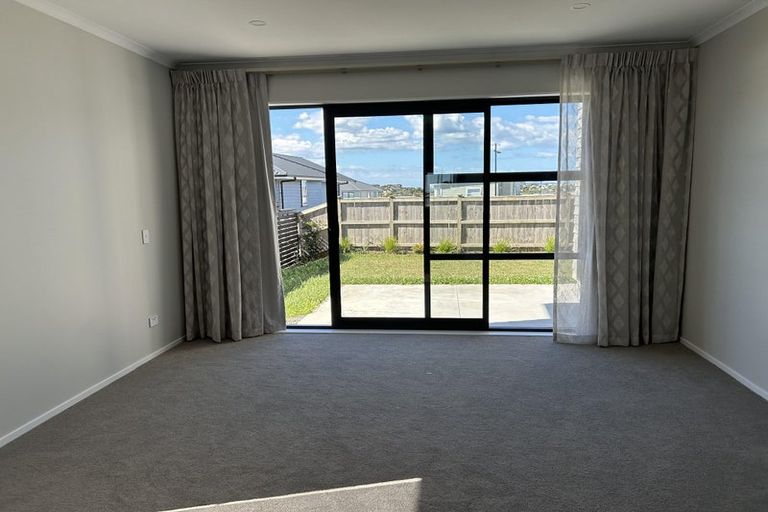 Photo of property in 18 Symes Drive, Red Beach, 0932