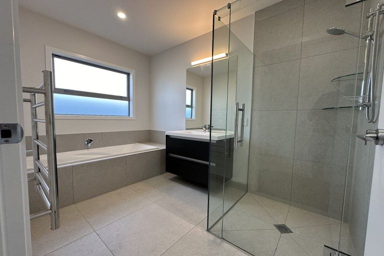 Photo of property in 6 George Yee Place, Taradale, 4112