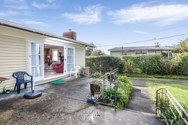 Photo of property in 22 Kingdale Road, Henderson, Auckland, 0610