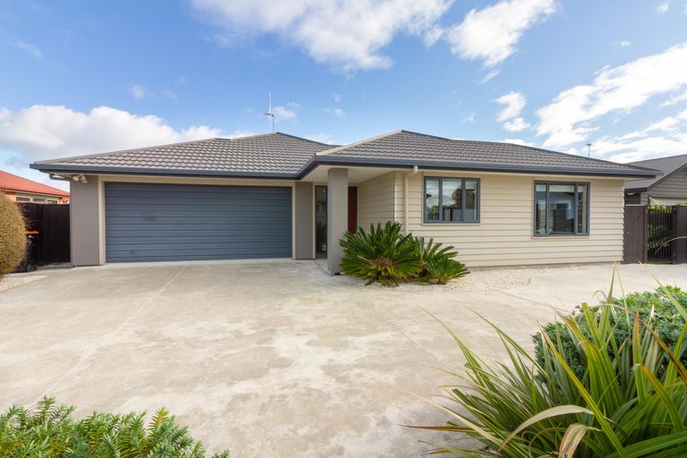 Photo of property in 9 Angelina Way, Kelvin Grove, Palmerston North, 4414