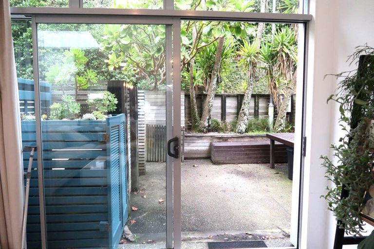 Photo of property in 23 Tiketike Way, Brooklyn, Wellington, 6021