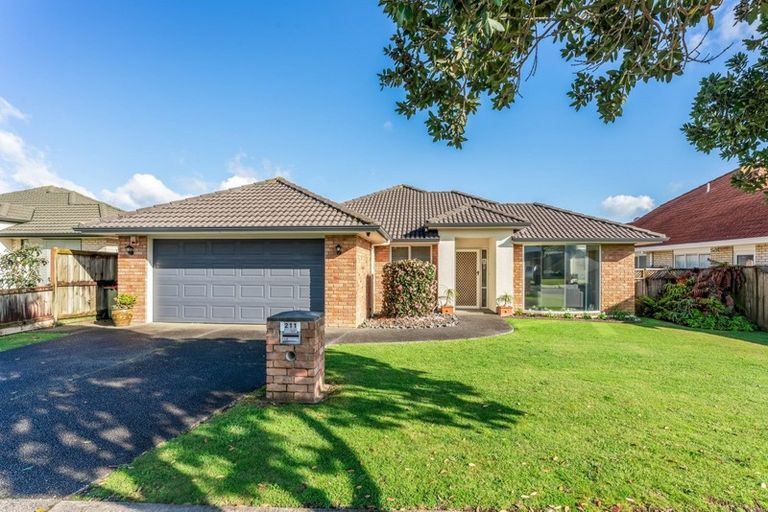 Photo of property in 211 Kilkenny Drive, East Tamaki Heights, Auckland, 2016