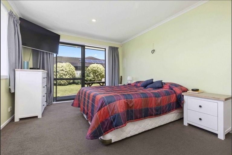 Photo of property in 41 Breaker Grove, Waiuku, 2123