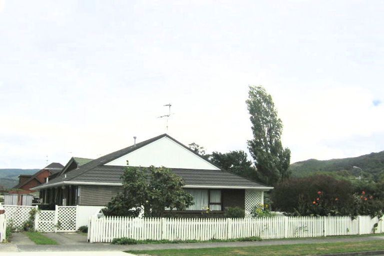 Photo of property in 55f1- Henry Street, Ebdentown, Upper Hutt, 5018