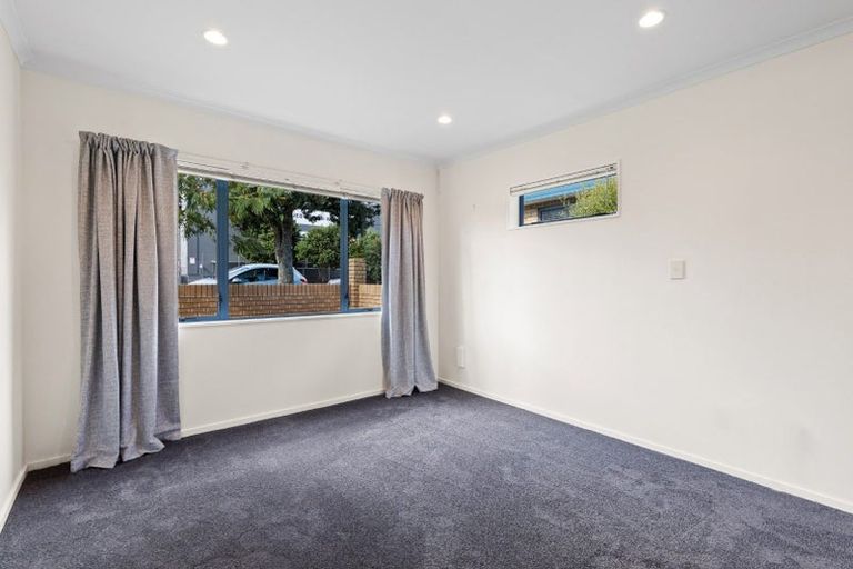 Photo of property in 2 Reid Road, New Lynn, Auckland, 0600