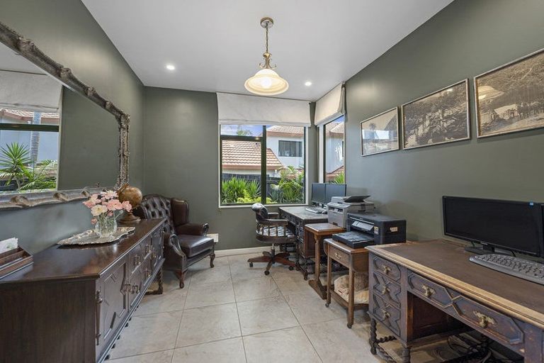 Photo of property in 28 Tyrico Close, Unsworth Heights, Auckland, 0632