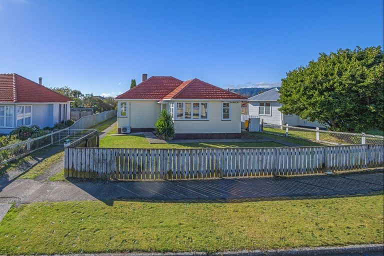 Photo of property in 18 Goldsmith Crescent, Levin, 5510