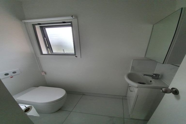 Photo of property in 3/104 East Coast Road, Forrest Hill, Auckland, 0620
