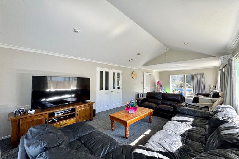 Photo of property in 12 Mellefont Close, East Tamaki Heights, Auckland, 2016