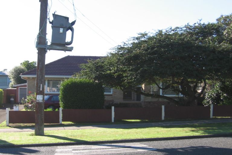 Photo of property in 35 Cambridge Terrace, Papatoetoe, Auckland, 2025