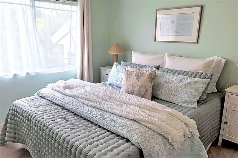 Photo of property in 41 Unsworth Drive, Unsworth Heights, Auckland, 0632