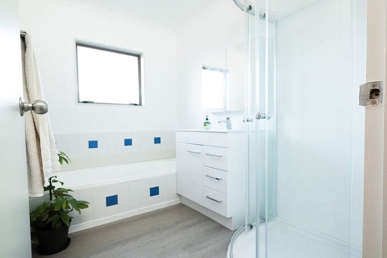 Photo of property in 25 Loughanure Place, Massey, Auckland, 0614