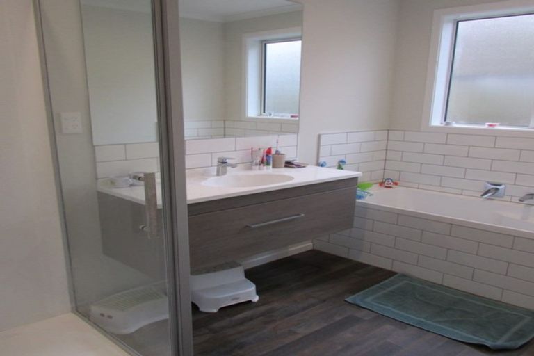 Photo of property in 208 Navigation Drive, Whitby, Porirua, 5024