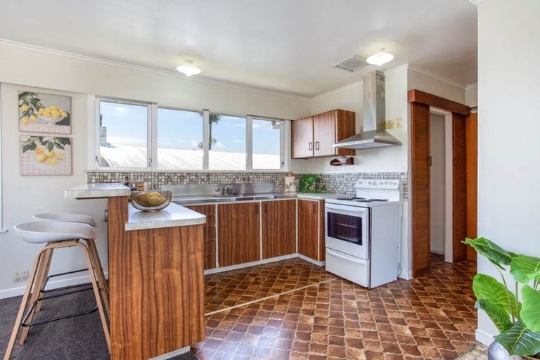 Photo of property in 10 Covil Avenue, Te Atatu South, Auckland, 0610