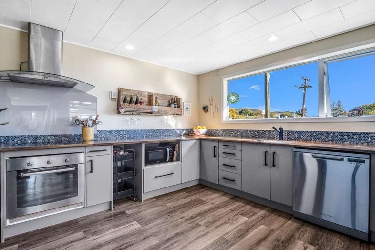 Photo of property in 37 Kawaha Point Road, Fairy Springs, Rotorua, 3015