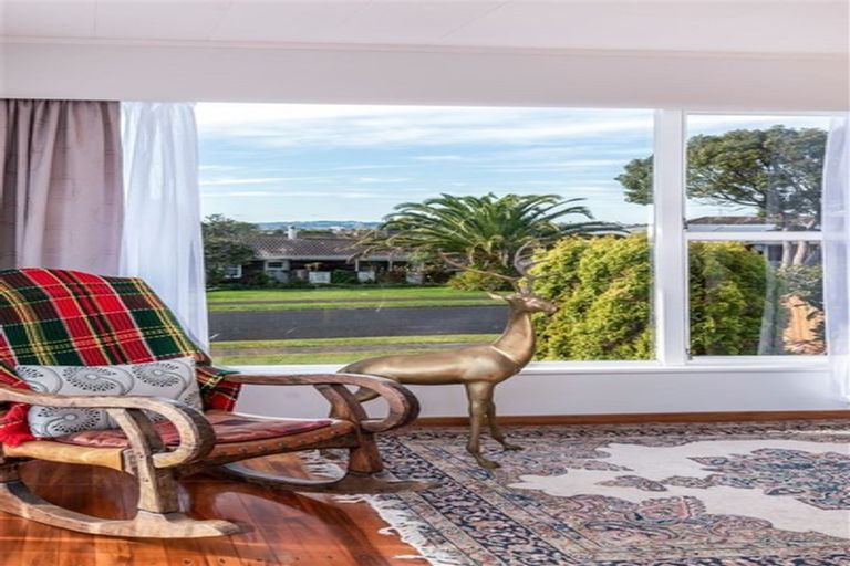 Photo of property in 25 Borrowdace Avenue, Botany Downs, Auckland, 2010