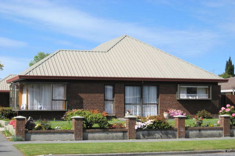 Photo of property in 2/50 Ambleside Drive, Burnside, Christchurch, 8053