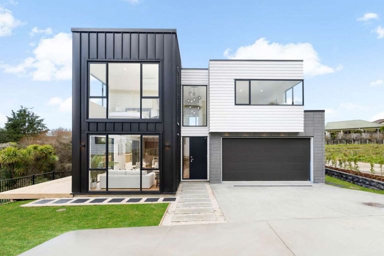 Photo of property in 16 Mcmenamin Place, Fairview Heights, Auckland, 0632