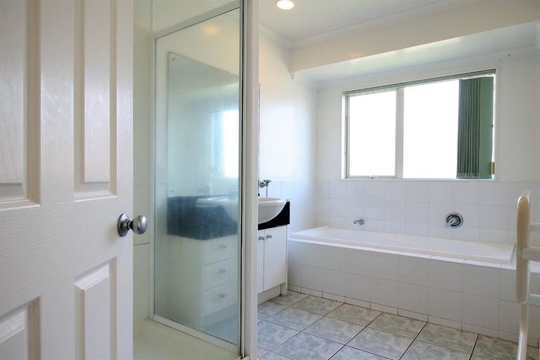 Photo of property in 12 Mellefont Close, East Tamaki Heights, Auckland, 2016