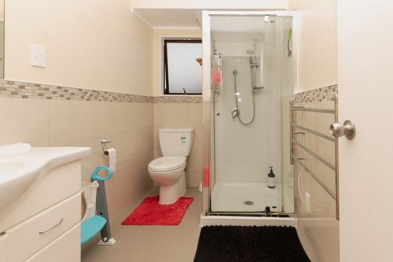 Photo of property in 13 Kearney Place, Massey, Auckland, 0614