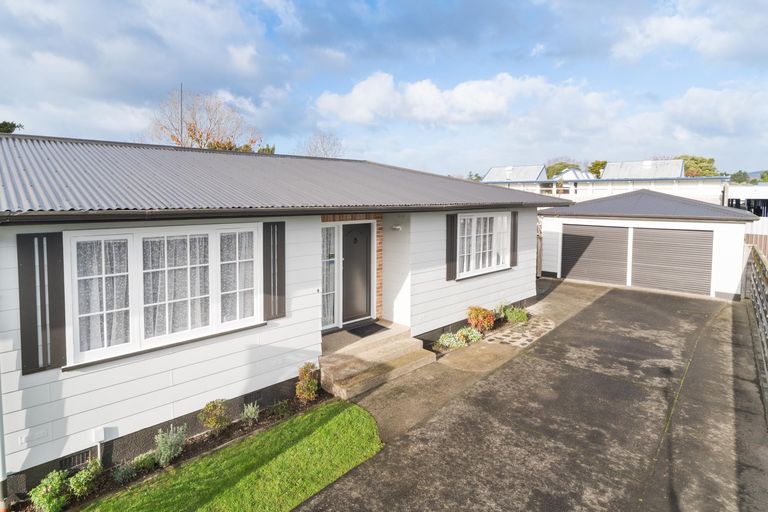 Photo of property in 15b Wikiriwhi Crescent, Awapuni, Palmerston North, 4412