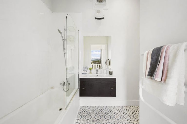 Photo of property in 29 Garden Road, Northland, Wellington, 6012