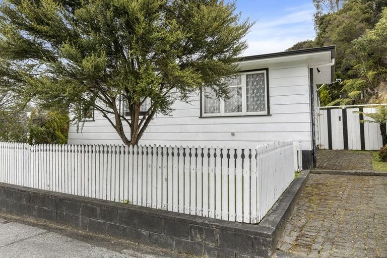 Photo of property in 33 Kairanga Crescent, Wainuiomata, Lower Hutt, 5014