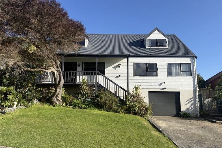 Photo of property in 6 Kinnel Grove, Papakowhai, Porirua, 5024