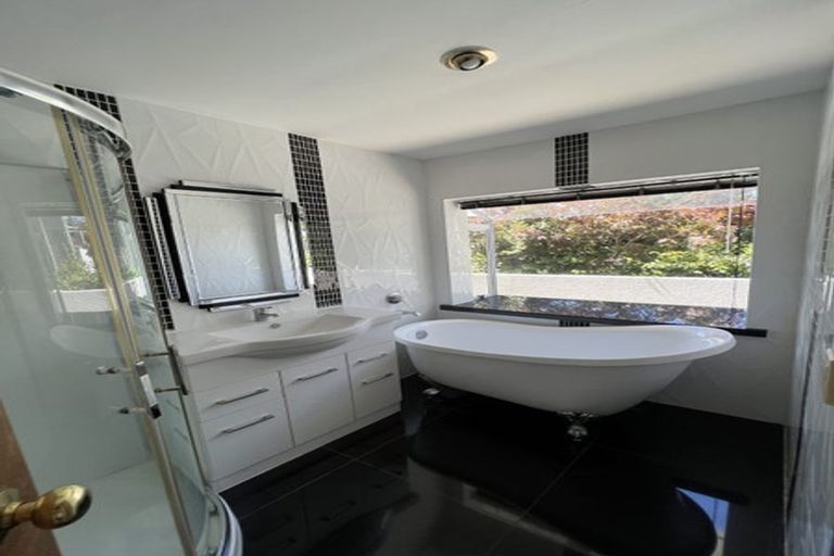 Photo of property in 1/5 Mahuta Grove, Northcote, Auckland, 0627