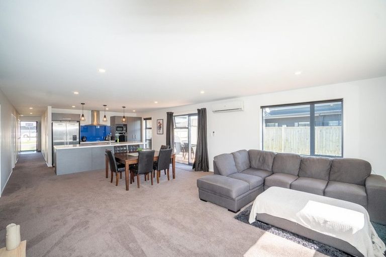 Photo of property in 8 Cyprus Place, Fitzherbert, Palmerston North, 4410