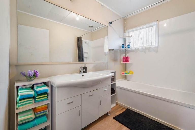 Photo of property in 15 Southview Place, Wattle Downs, Auckland, 2102