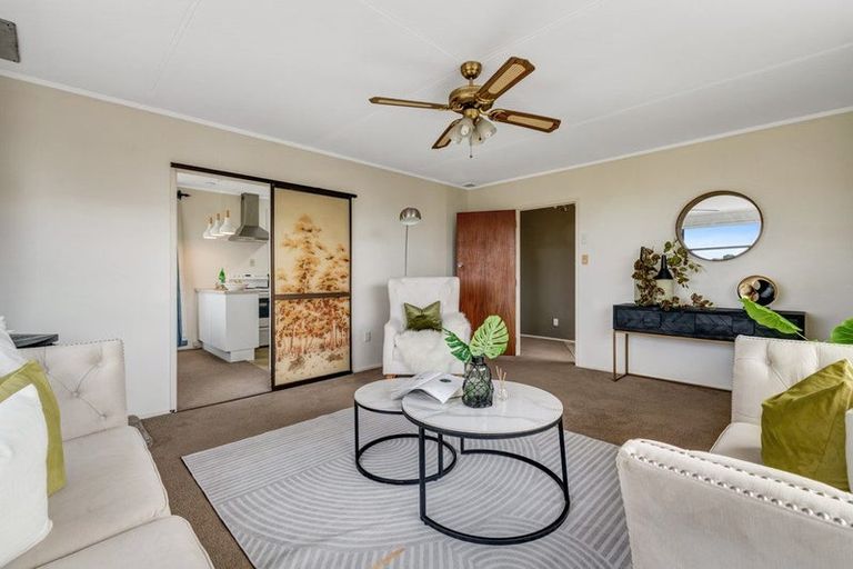 Photo of property in 12 Finn Place, Totara Vale, Auckland, 0629