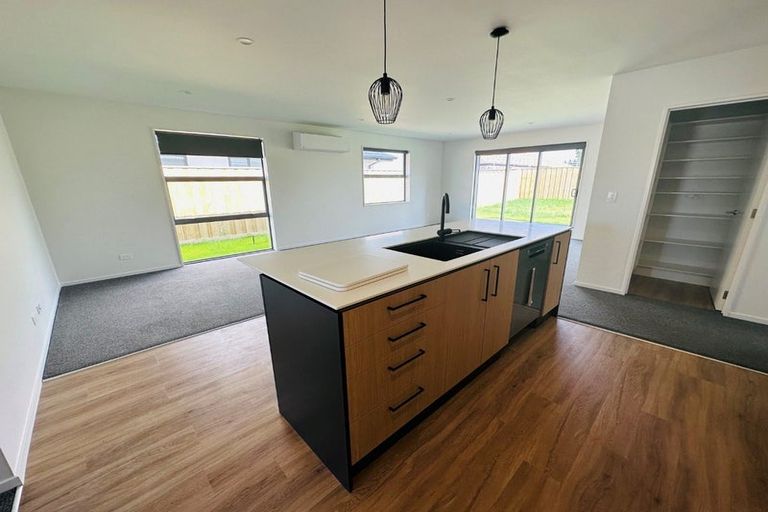 Photo of property in 32 Eileen Way, Rolleston, 7615