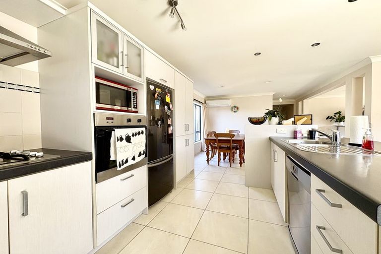 Photo of property in 6 Bellshill Close, Wattle Downs, Auckland, 2103
