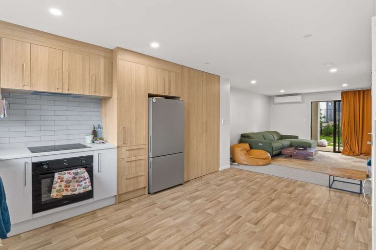 Photo of property in 2 Mikoikoi Crescent, Mangere Bridge, Auckland, 2022