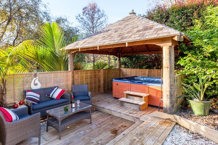 Photo of property in 50 Landing Road, Titirangi, Auckland, 0604